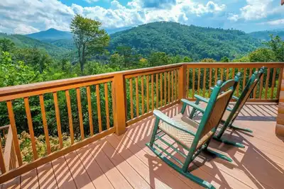Image de New Fox Lodge - Breathtaking Views, Hot Tub, Games + More!