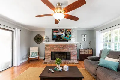Image de Fully Fenced Rustic Home Minutes From Truist Park