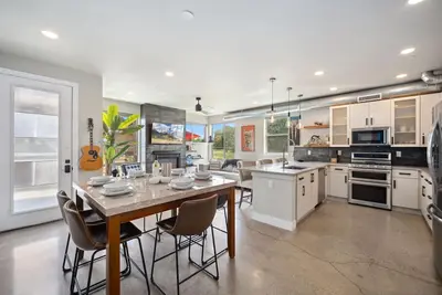 Image de Swanky Townhome near Old Town, Breweries, & River!