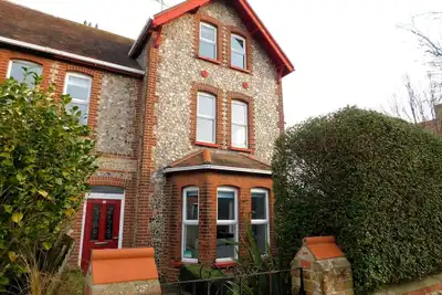 Corner House -  a house that sleeps 8 guests  in 4 bedrooms