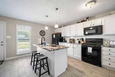 Image de Getaway Near Sylvan Beach with Game room and work area Comcast wifi!
