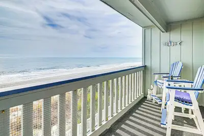 Image de On-The-Beach Escape: Oceanfront in Surfside!