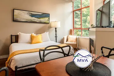 Image de Alpenglow Lodge Large Studio by Mva