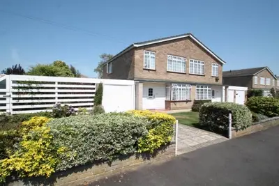 Image de Beautiful 3 Bedroom Home in Staines Private Parking, Garden, Near Heathrow