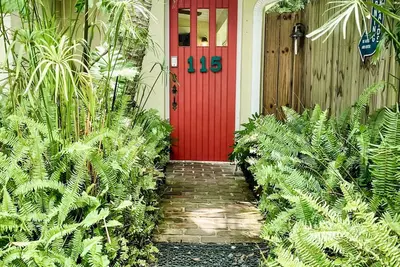 Image de Folly Boho Bungalow - Steps to Dining, Shopping, 3 Minute Walk to the Beach