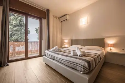 Image de Appartement moderne \"Fiocco\" avec vue sur lac, Wi-Fi, climatisation et terrasse