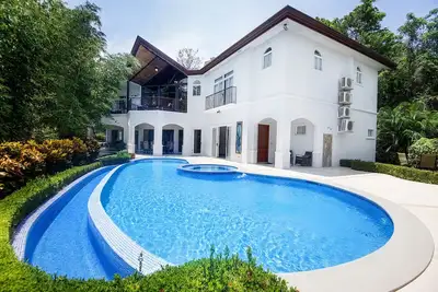 Image de Family-Friendly 5 Bedroom House with Resort Access