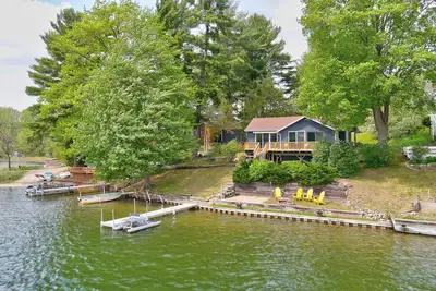 Image de Enchanting, Romantic Lakefront Cottage, Close to Frankenmuth