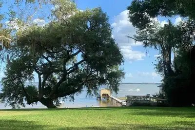Image de Lakefront Breezes!