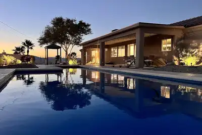 Image de Lake View 4 bed/ 3bath Pool Home