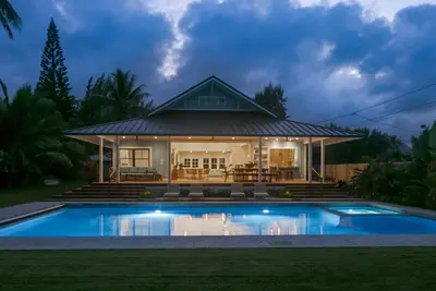 Image de Gorgeous Renovated 1937 Plantation Style Beach House 50 Steps to the Center of the Beach by RedAwning