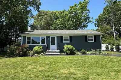 Image de 3 Br ranch on large, private lot with bocce court & outdoor shower