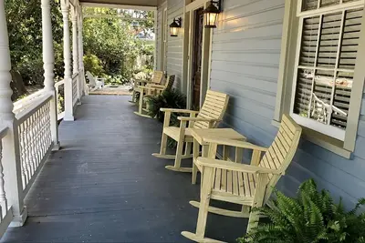 Image de Beautiful Victorian-style home  - 15 min from beach