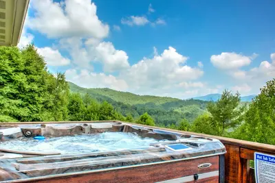 Image de Peaceful Rise by Carolina Mornings | Gas Grill, Hot Tub, Mtn Views+Biltmore Pass