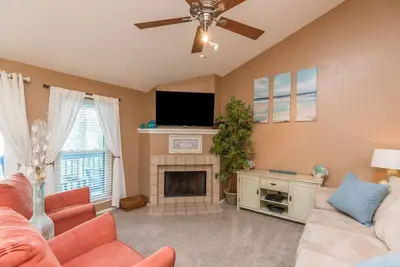 Image de Breathtaking Canal Views, Workspace, Boat Slip, Pool, and In-Unit Laundry