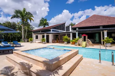 Image de Tropical Luxury! ! ! 4 Bdr Villa W/ Pool, Jacuzzi & Bbq