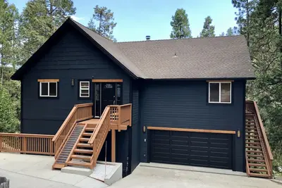 Image de Arrowhead Lodge - 5 min walk to lake, jacuzzi tubs and Ac!