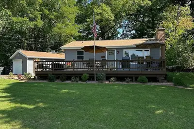 Image de Cute and Cozy Cottage by the Lake! Kayaks! Paddleboard! Huge Deck w\/ Great Views