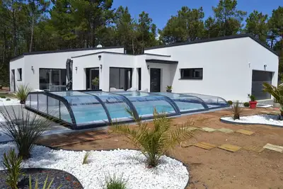 Image de Villa Contemporaine Piscine CHAUFFÉE Proximite Plage Et FORÊT