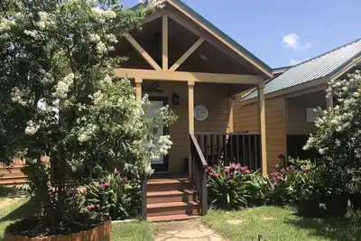 Image de A luxury vacation home, inches from Lake Conroe.