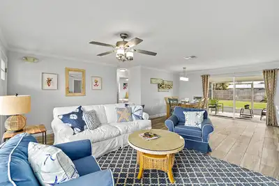 Image de Beachside escape nestled between the ocean & river