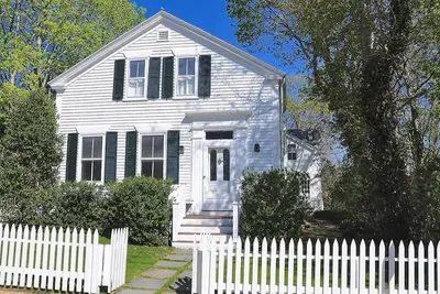 Image de Stunning, Classic Renovated Greek Revival - few mins Walk to Main St & Vh Ferry
