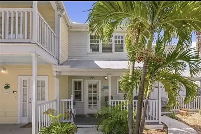 Image de Truman Annex 2 bedroom 2. 5 bath Townhouse- steps from Duval Street with pool