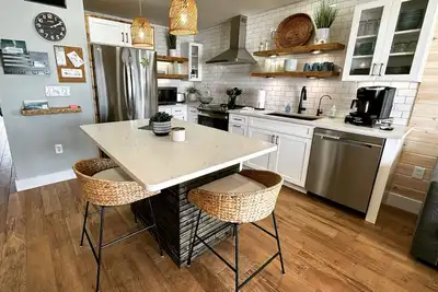 Image de \"The Salty Shack” by 𝗙𝗶𝘃𝗲 𝗦𝗮𝗹𝘁𝘆 𝗦𝗼𝘂𝗹𝘀 <br>Fully renovated 1st flr beachfront condo🐬