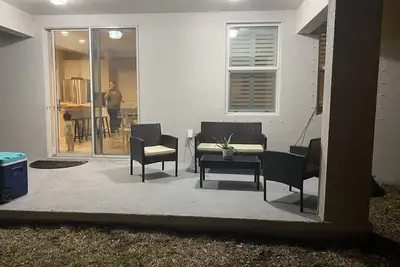 Image de Newly built house located 2. 0 miles from the Stadium.