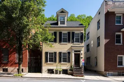 Image de The Owl House on Broadway (3 Bed \/ 3. 5 Baths)