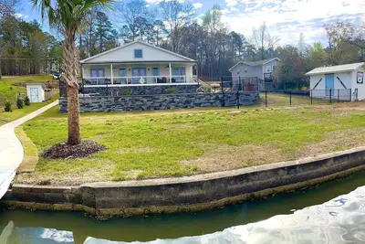 Image de Lakefront Home with Pool on Lake Sinclair Perfect for Large Groups