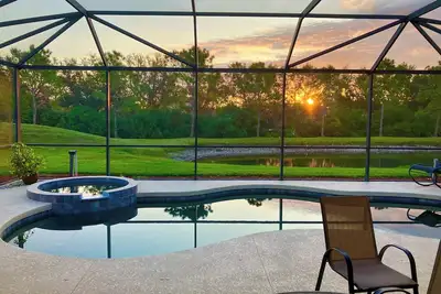 Image de 251 Gorgeous lake view pool house with a golf membership