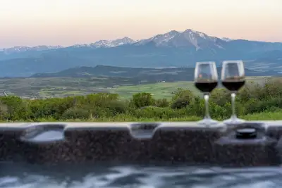 Image de 6 Person Hot Tub Spa, Amazing Mountain Views, Remote Nature Getaway For Families