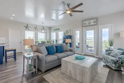 Image de Fully Renovated 3 Bedroom 3 Full Bath North Csb Home With New Private Pool