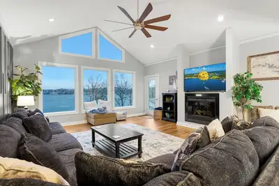 Image de Kayaks~ Hot Tub~Steps from the Lake~Massive House, Game Room-Centrally Located