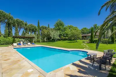 Image de Belle maison de vacances privée avec piscine privée, bain à remous, Wifi, Tv, patio, parking