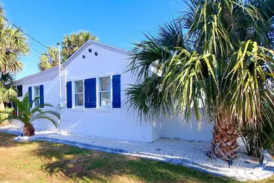Image de Beachside Paradise steps to beach, Airbnb Top 1% home!