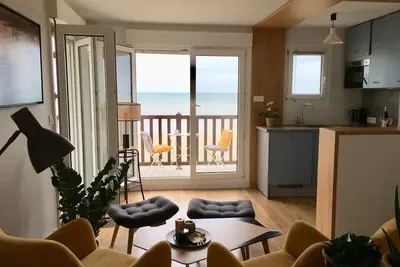 Image de Rare! Beautiful and spacious architect's apartment with the sea at your feet