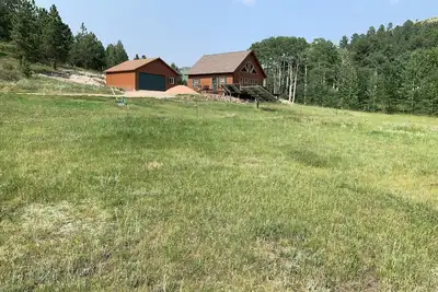 Image de Remote off-grid cabin. Comfortable modern interior on 60 acres.