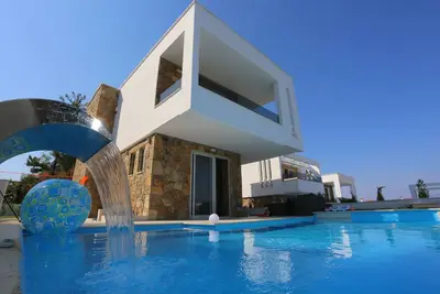 Villa Douglas - Private Pool, Bbq, 4 Bdrms, View