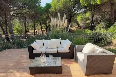Image de Villa extensive gardens, helipad, tennis court, 8 minutes Pampelonne beach