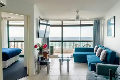 Image de Spectacular  Central Surfers Beach Views from Appartment