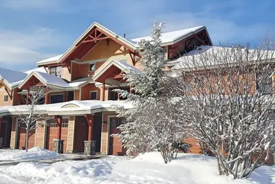 Image de Multi-level, open, Ac/Fp, deck/patio, at South Peak, ski shuttle. P004f by Lrs