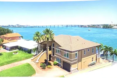 Image de Exceptional waterfront home with breathtaking views and a Six-Seater Gold Cart!
