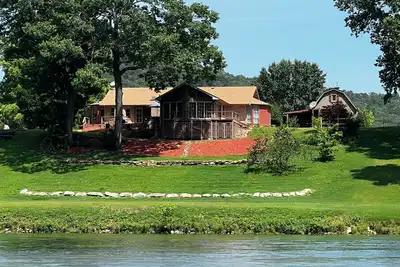 Image de White River Retreat and Adjacent 1 Bedroom Cabin! Bring the entire gang!