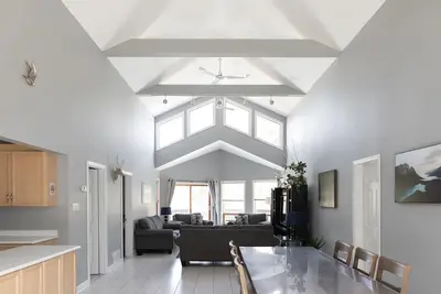 Image de Upper Level Great Price, Close To Beach Access. Beautiful cottage, 5 star