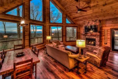 Image de The Hideaway - Hot tub | Mountain Views | Shuffleboard | Outdoor Fireplace