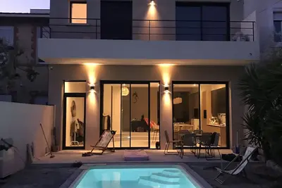 Maison contemporaine avec piscine à deux pas des plages et calanques