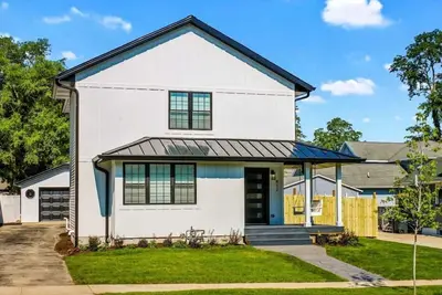 Image de Cozy Downtown Farmhouse on Wells, 5br 3 Ba Sleeps 15! !