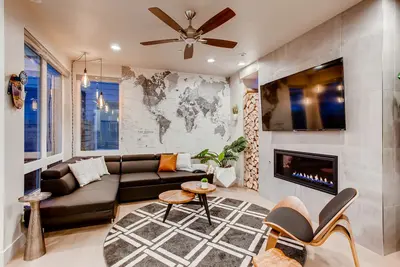 Image de Old Town Swank - Brand New To Brewery District!